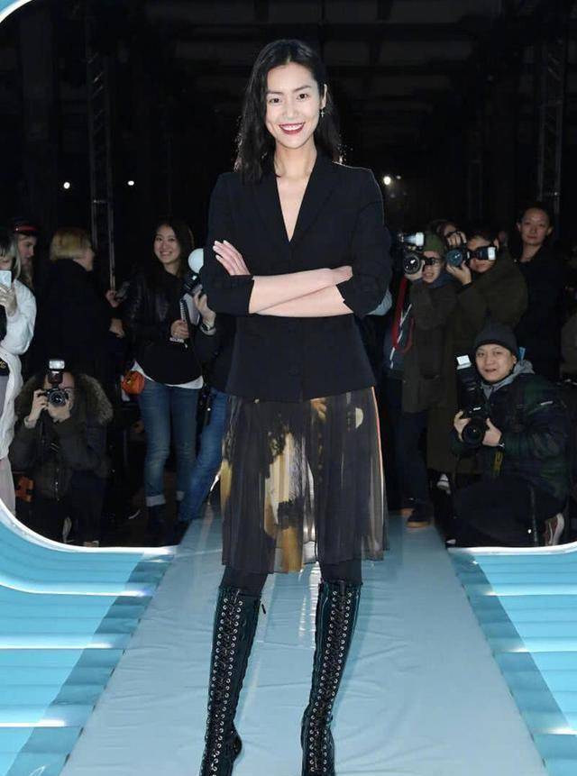 李斯丹妮挑战古典舞,刘雯胡兵一字马任务,惊呆观众_妈妈_节目_女儿