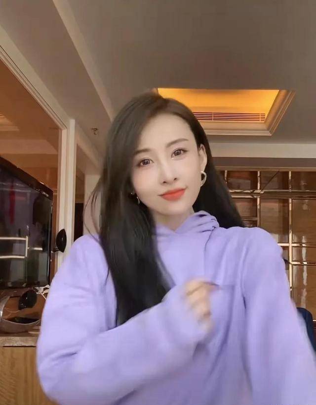 被王思聪明讽,被富二代秦奋分手的贾青,现在怎么成这样了?