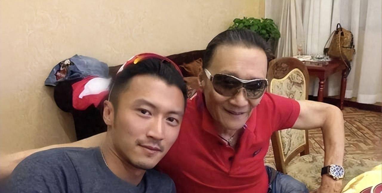 87岁谢贤近况曝光!和网友合影毫无架子,传闻中风病危_女儿_家人_观众