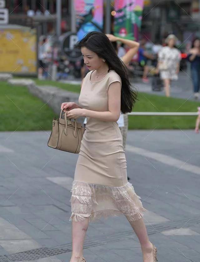 窈窕淑女,君子好逑,连衣裙女孩如此俊美,让路人动心_服装_乳白色_风格