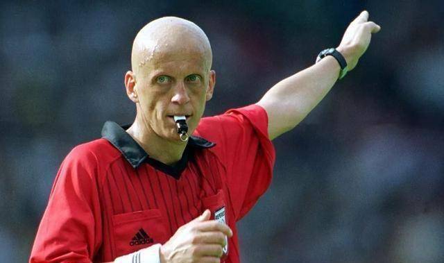 怒怼巨星团,六次最佳裁判,退役后的光头裁判科里纳现状如何?