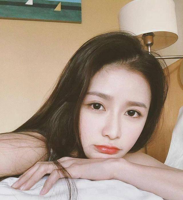 连续见了几个男嘉宾最终选择了素人陈越,陈越是一个化妆品公司的老板