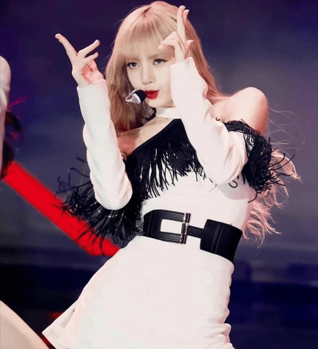 lisa演出未穿安全裤,演出舞蹈动作太大,露的有点多_广大观众_表演