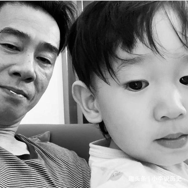 陈小春晒一岁半小儿子正面照,hoho原本像妈妈,现在变成迷你小春_哥哥