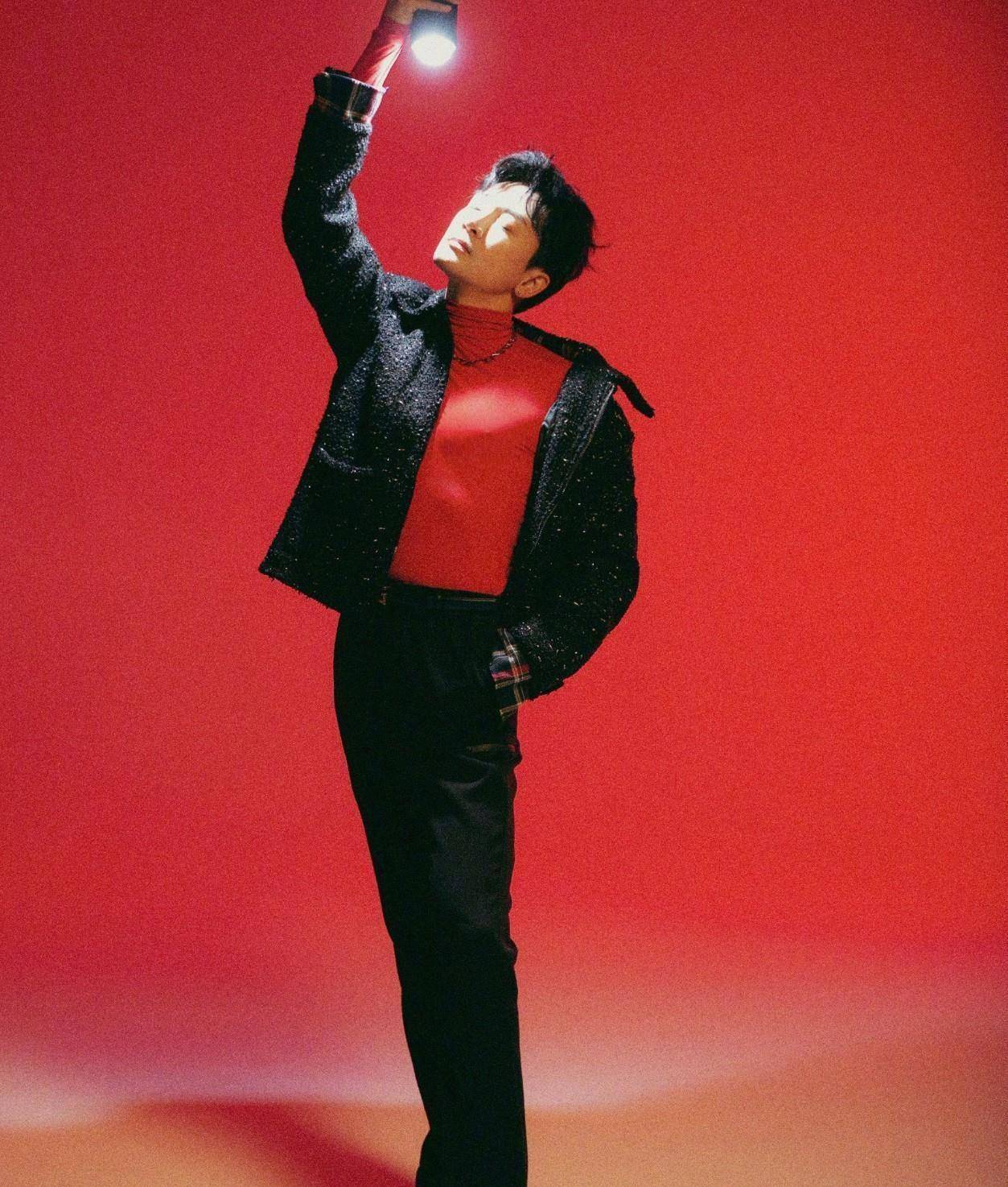 苏有朋最新写真照,身穿白西装搭红高领出镜,看不出快47岁_黑色_牛仔裤