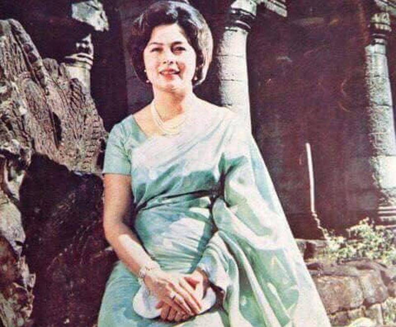 莫尼列太后风华绝代,风靡了上个世纪,她生出的儿子也十分英俊