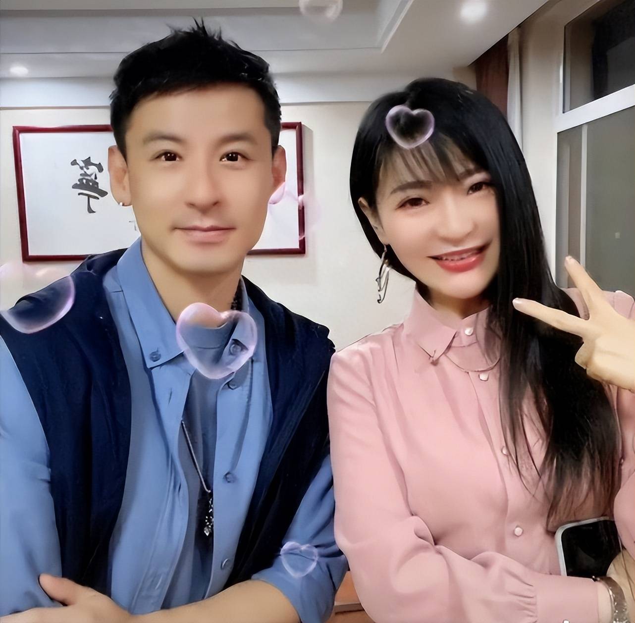 两人的合影照片也是举止相当亲昵,在女方甚至直接依靠在钱泳辰的肩头