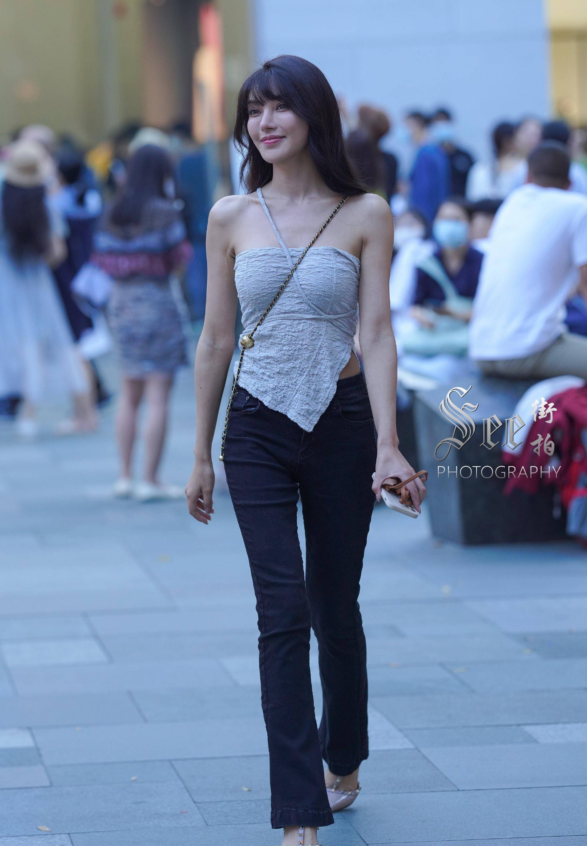 首先,身材高大的小姐姐可以轻松驾驭各种流行元素.