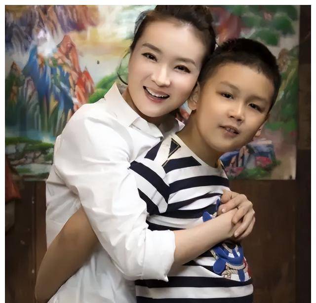 "豪门阔太"王艳:豪宅在故宫隔壁,却被皇族婆婆当"佣人"使唤_球球_儿子