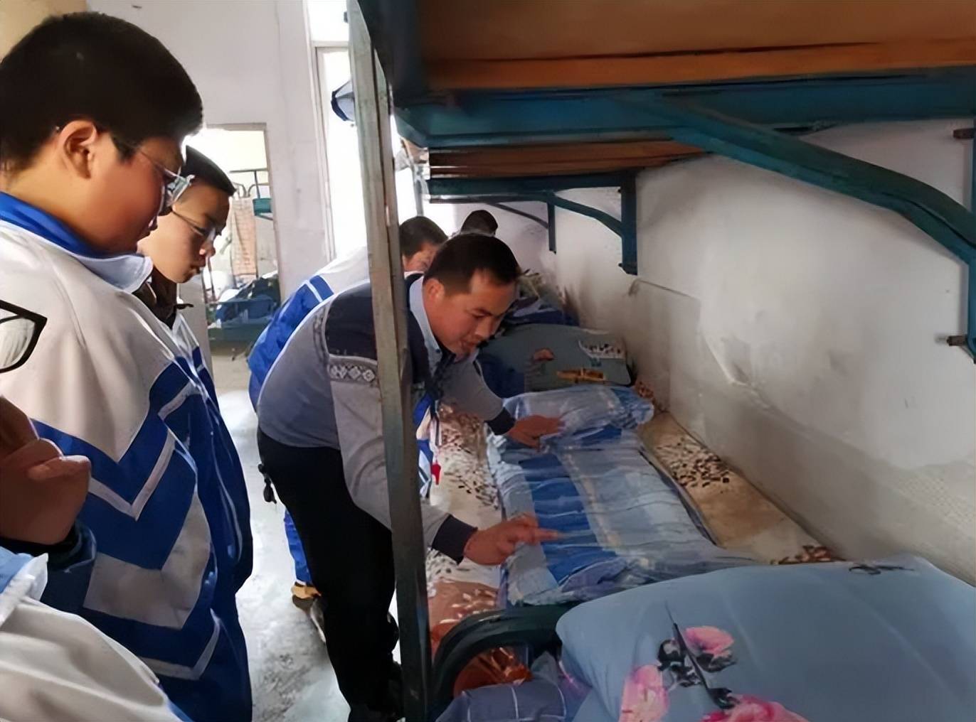 上床靠爬下床靠蹦,河南一学校上百人一宿舍,缅甸都比这条件好_环境