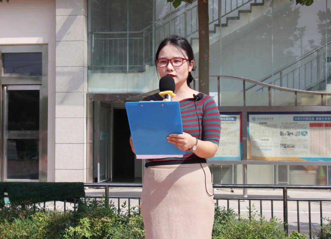 年级主任讲话高二(3)班朱旭鑫同学发表主题为《感恩老师》的演讲,感恩