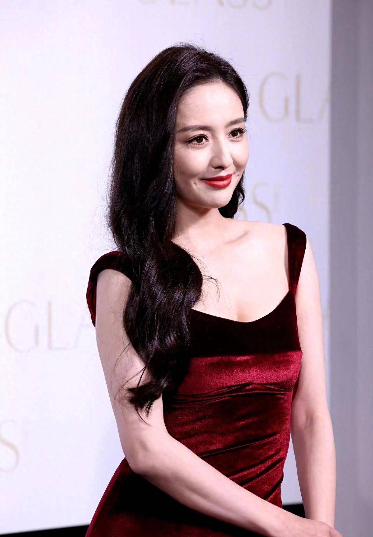 佟丽娅出席活动,身穿酒红色丝绒裙,优雅端庄!_漂亮_性格_连衣裙