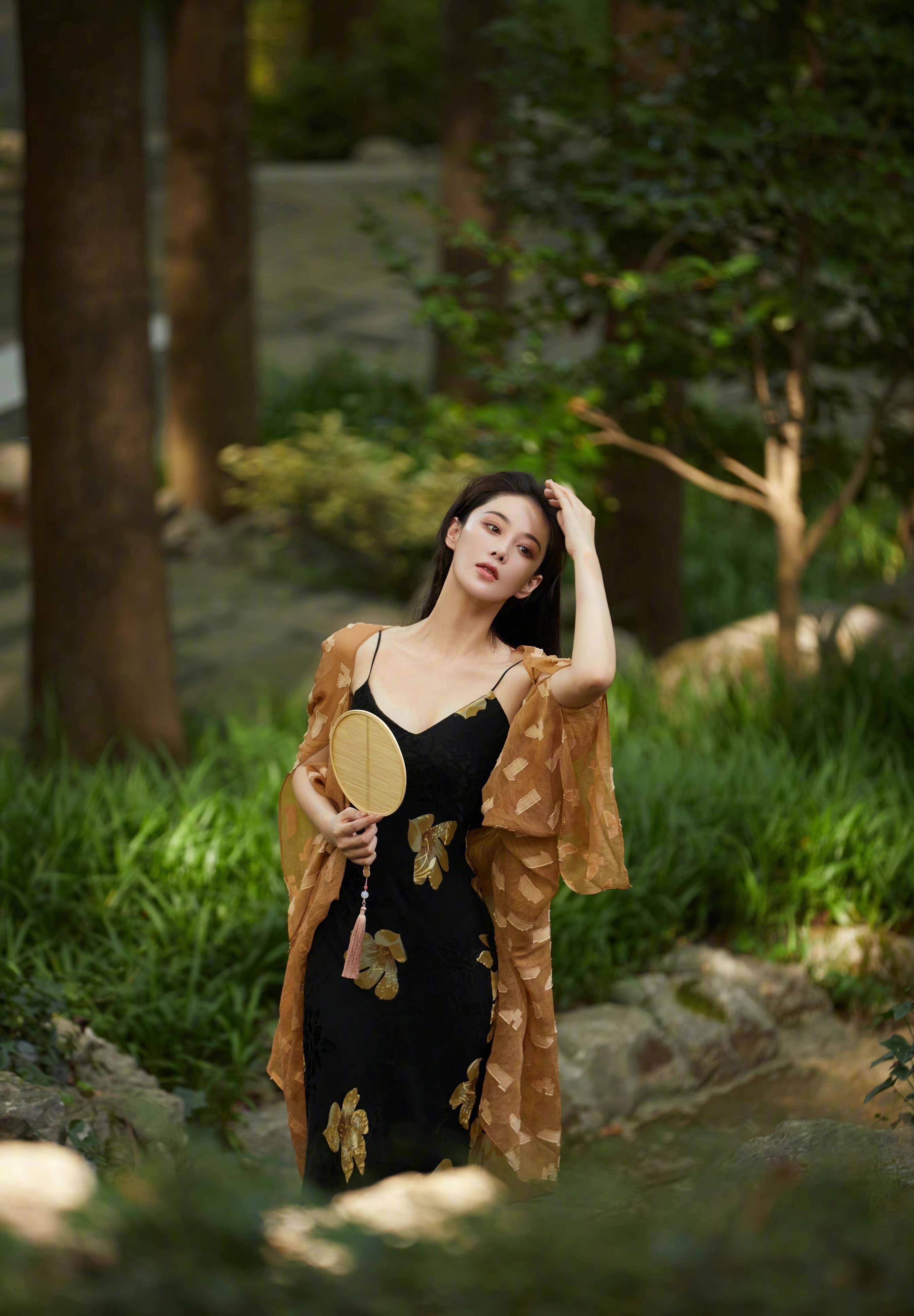 "军旅女"张馨予身材太优越,穿吊带裙秀丰满身材太浮华_刺绣_金色_曲线