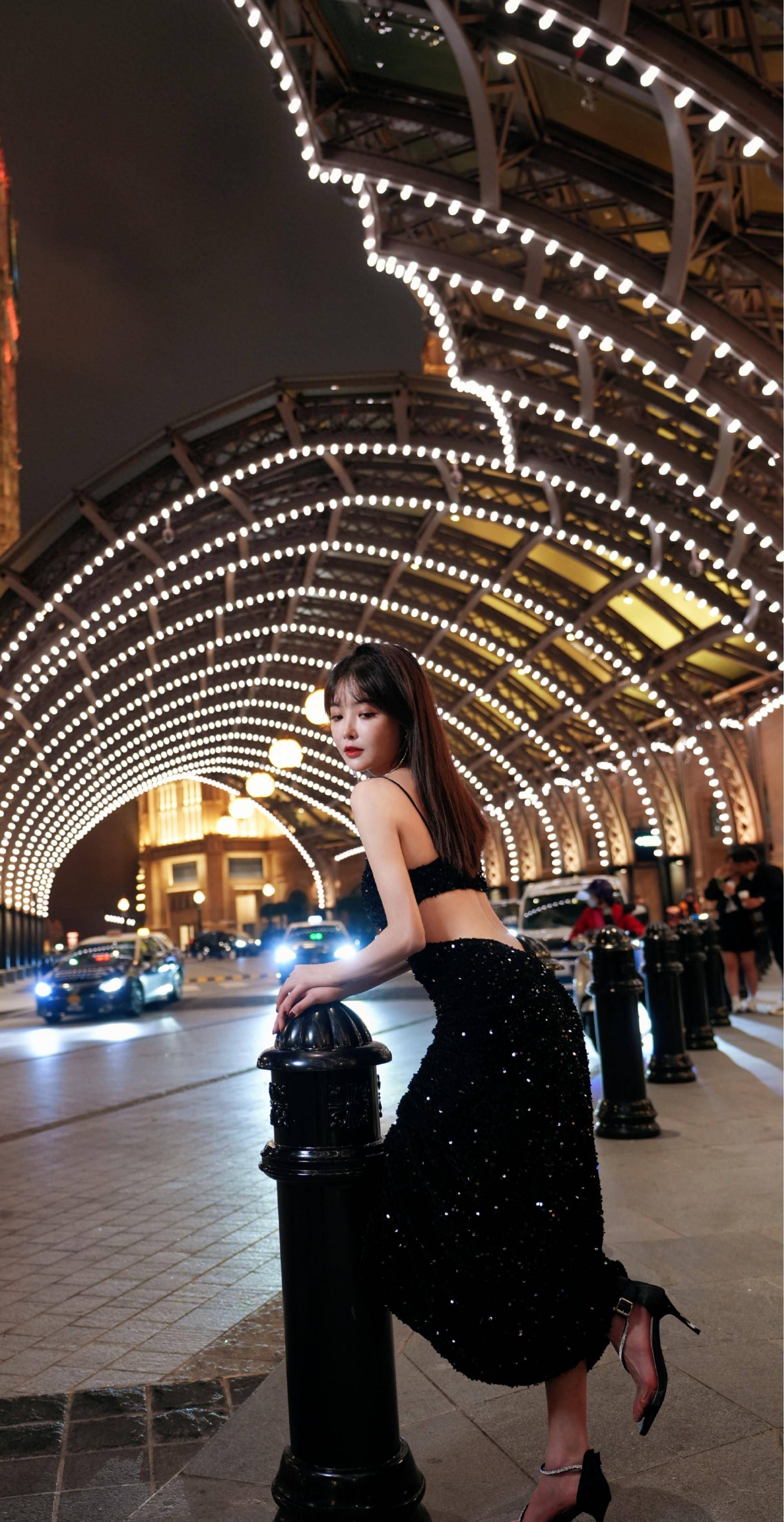 兔子牙朱容君穿黑色吊带裙街拍,可盐可甜,别具风情