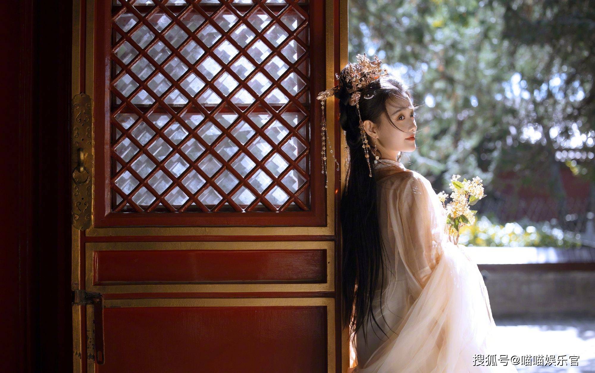 回顾2017年和2018年,当时蒋依依并不是很出名,没有什么代言和商务活动