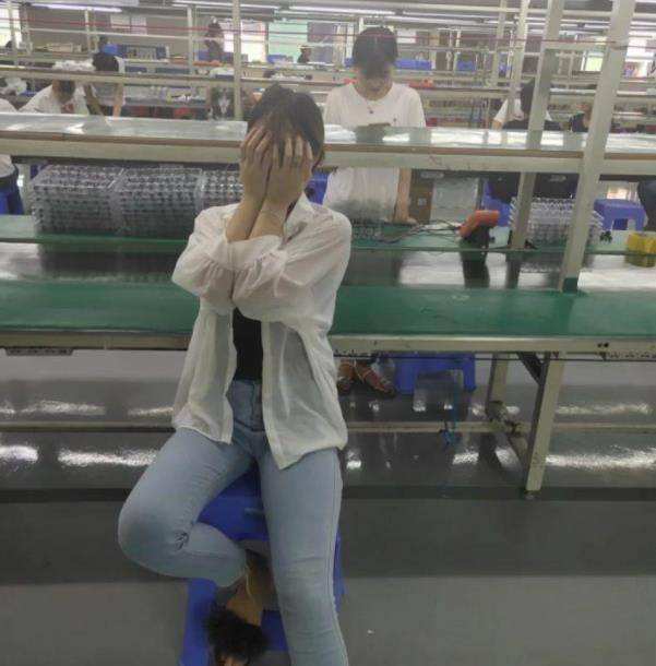 流水线厂妹的消失,是底层男性的婚恋灾难,也代表一个时代的落幕_女孩