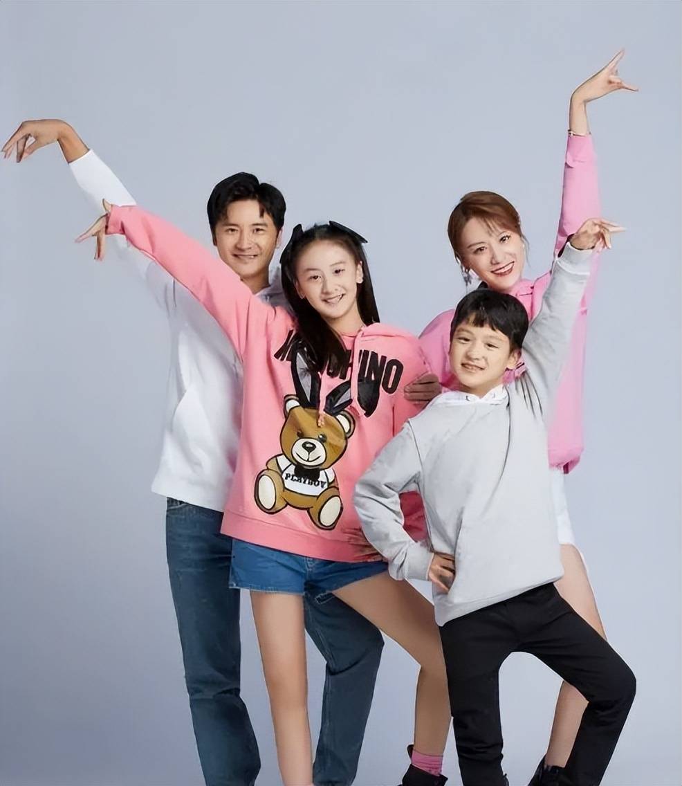 叶一茜晒全家福庆生!