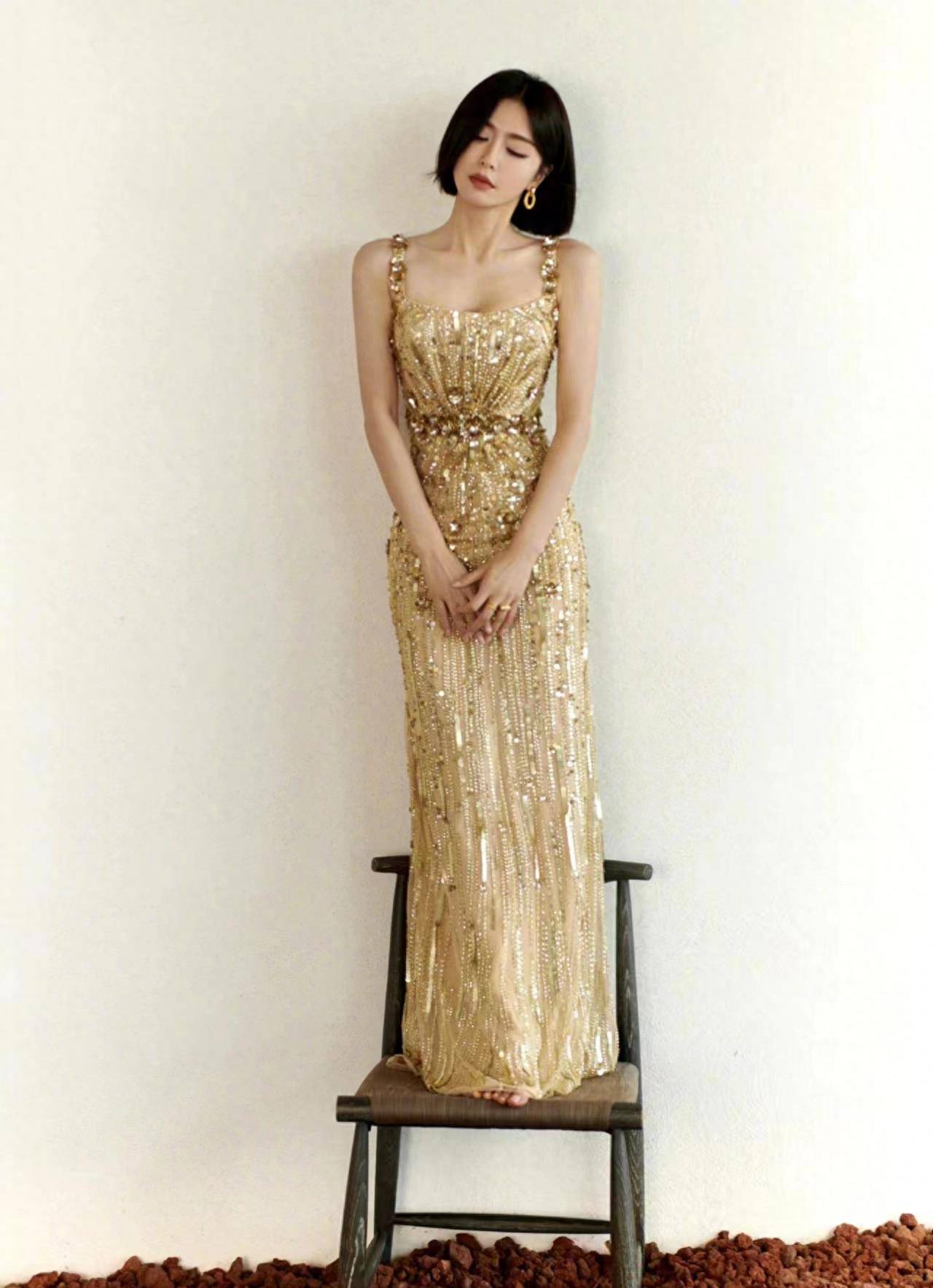 43岁秦岚身穿金色亮片吊袜带礼服出席活动,优雅贵气!_身材_显得_气质
