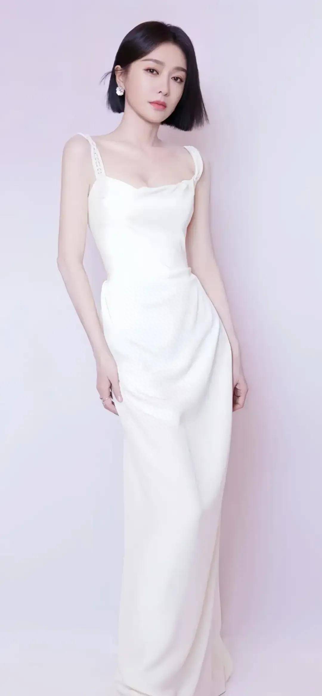 秦岚人性十足,长吊带裙快要"满"了,清纯开朗,有名媛颜值_女性_连衣裙