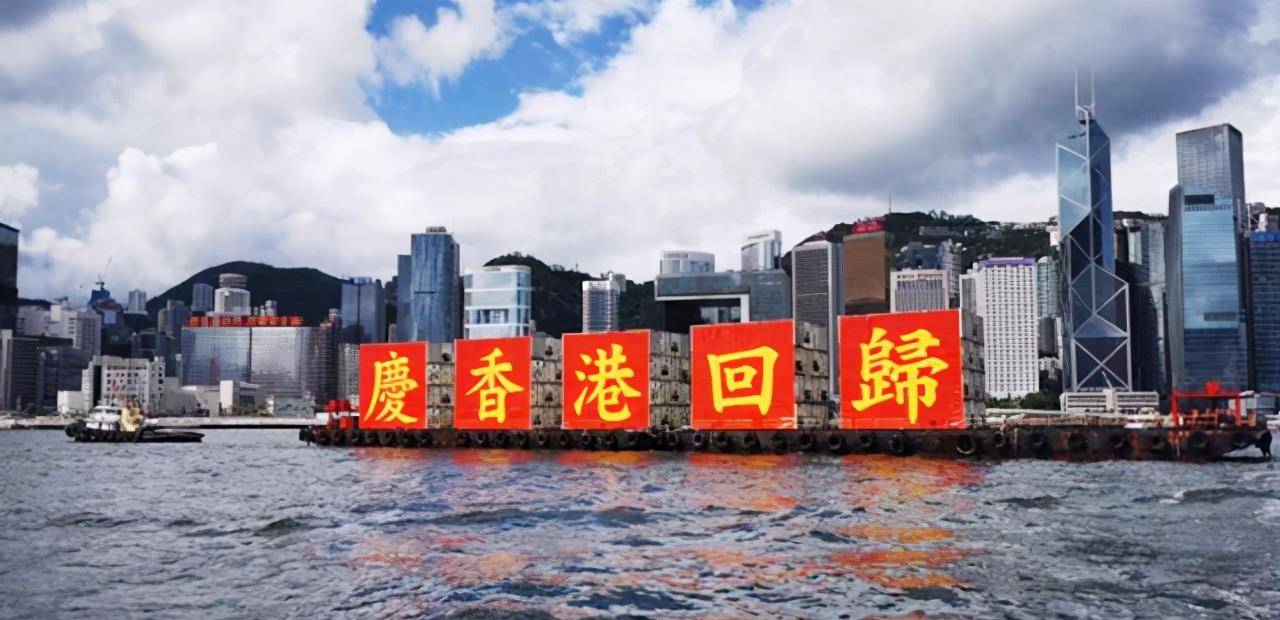 1997年香港回归场景如何,彭定康无法言喻,港督女儿哭到难以自已_英国