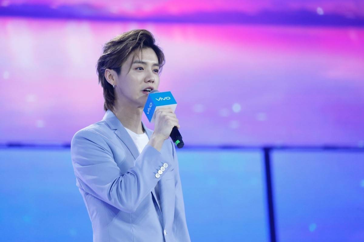 鹿晗想吃东西却在厕所自拍,有谁注意到邓紫棋的评论?