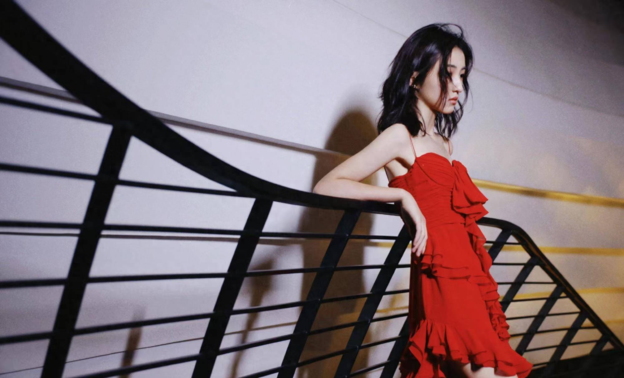 张子枫出席活动,身穿红色荷叶边吊带裙,温柔又安静!_造型_气质_漂亮