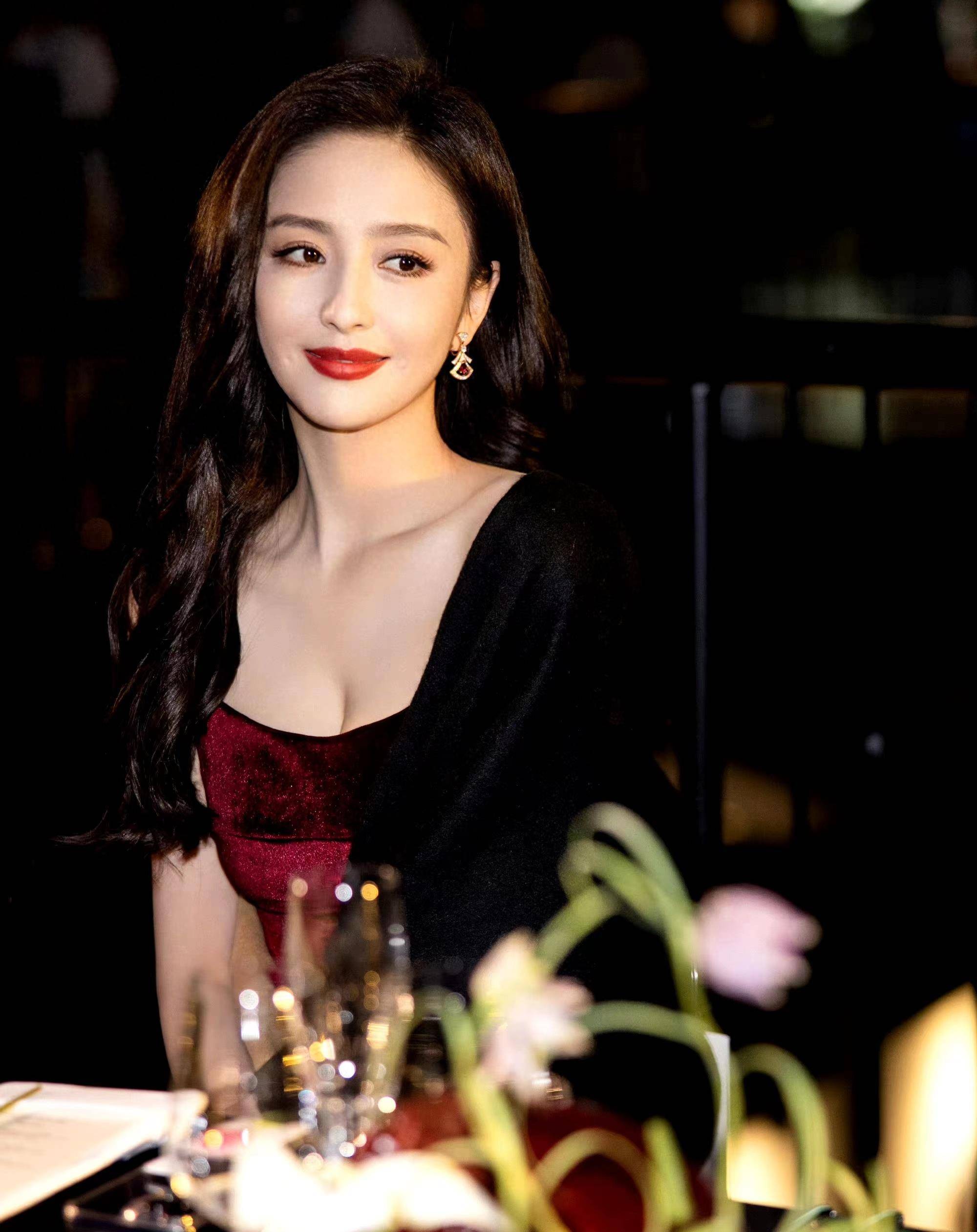 佟丽娅出席活动,身穿酒红色丝绒裙,优雅端庄!_漂亮_性格_连衣裙