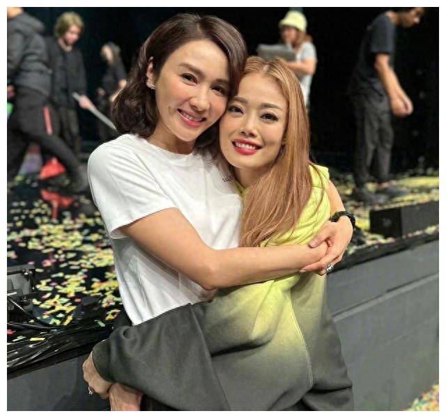 黎姿与仨女儿最新合影犹如四姐妹,孩子入读最贵私校学习中华文化_马廷