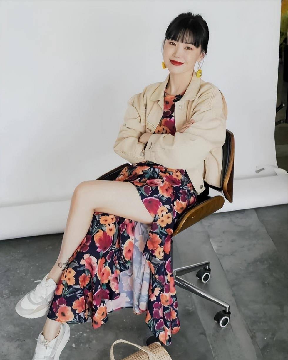 碎花裙搭配帆布鞋,让你看起来青春又美丽好处一:为夏日般充满活力和