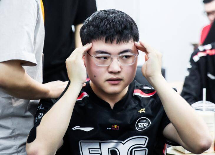 uzi透露真正退役的原因,并不是自己太菜,edg是问题关键_赛季_直播