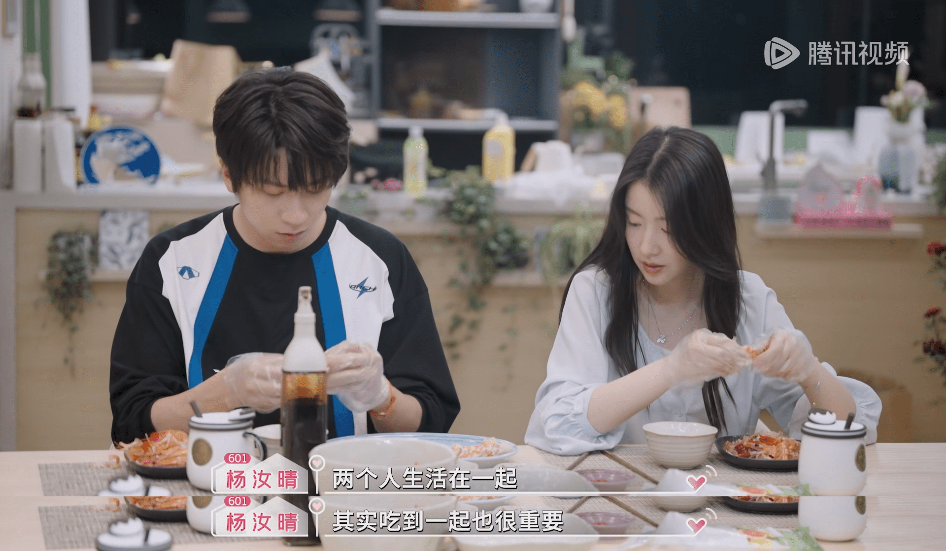 杨汝晴与侯卓成甜蜜互动:给你盖个章,从此以后你就是我的人了_程靖淇