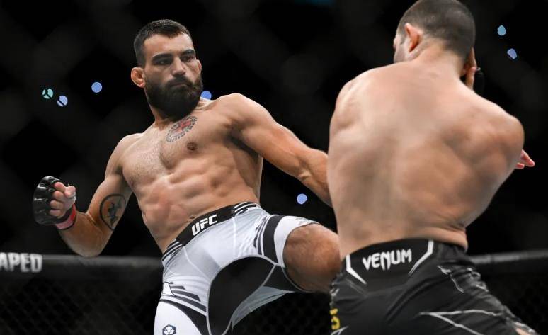 首次升重的"玫瑰"罗斯赛后曝出在首回合就右手手指骨折,而国外本土的