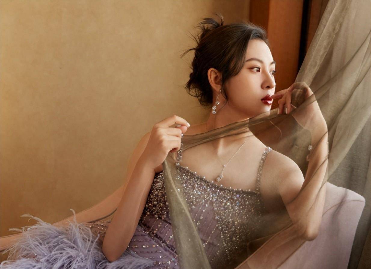 身高1.72米的周放时尚感极高,姣好的身材十分吸睛.