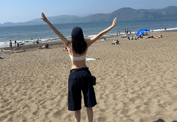 欧阳娜娜沙滩照曝光,内衣外穿露"排骨身材",像没发育好的学生_作为一