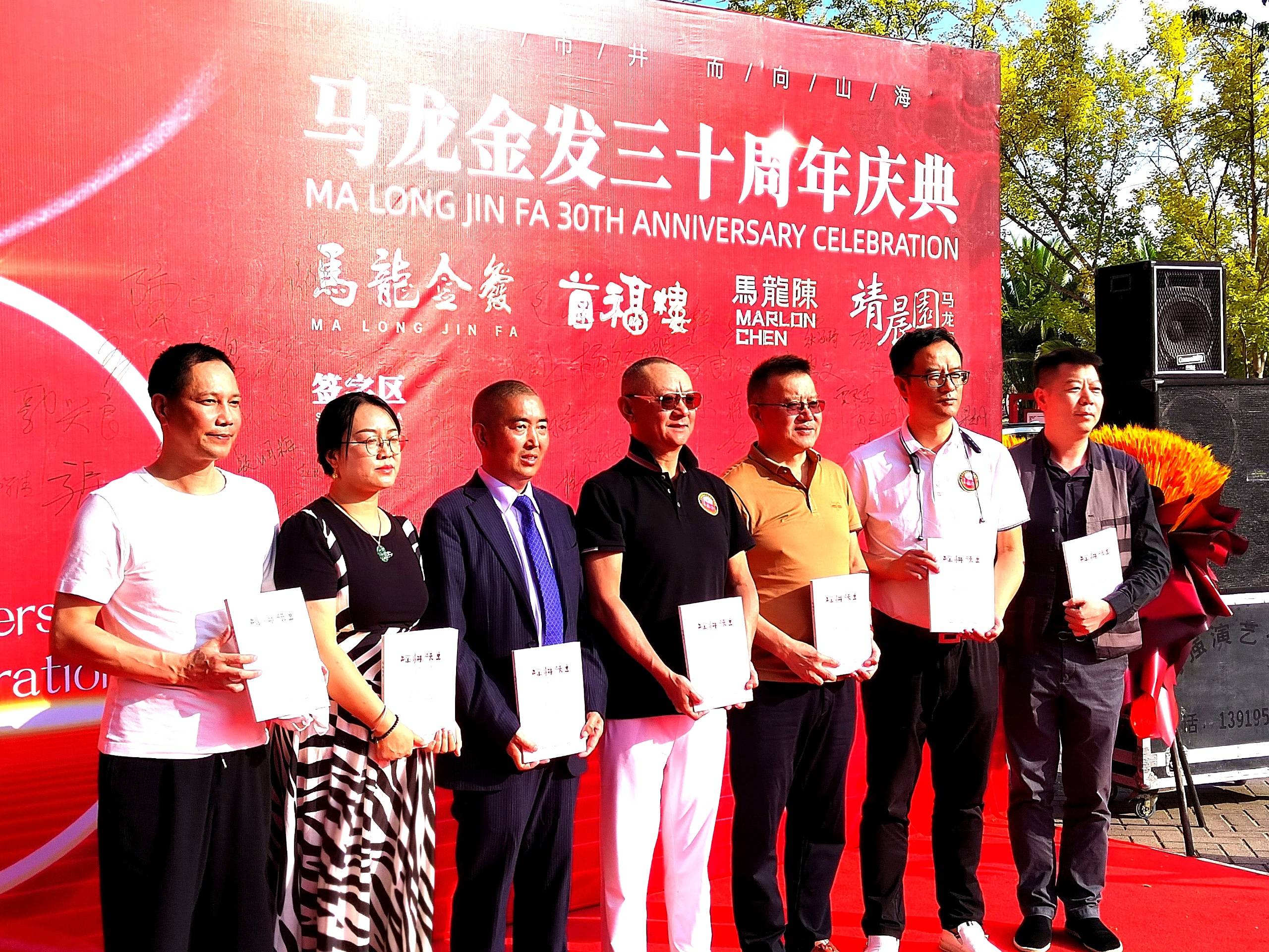 云南省餐饮行业大佬们到场祝贺,从左至右:福满楼董事长陈勇先生(左一)