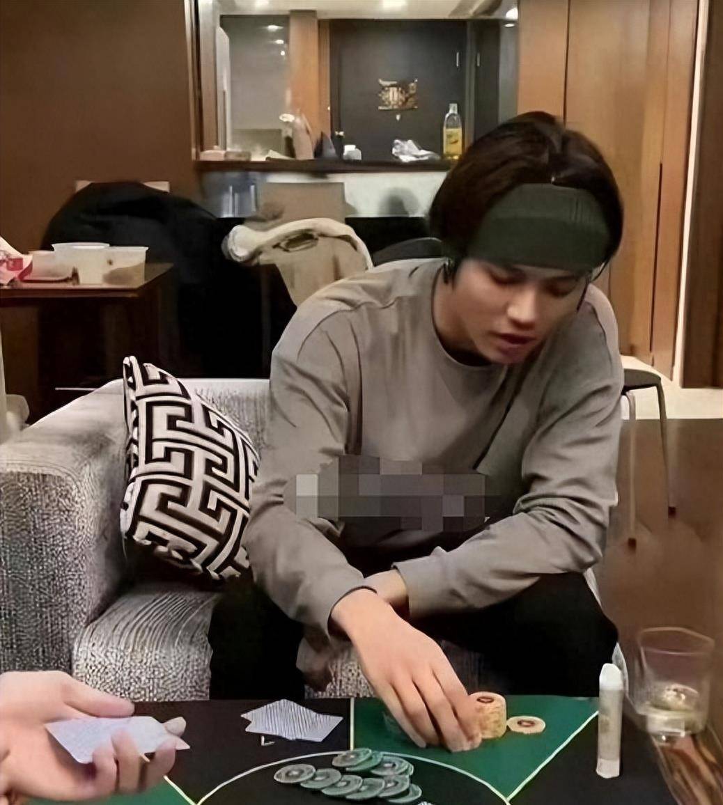 因为赌博和女友事件,很多球迷要求林彦俊下课.