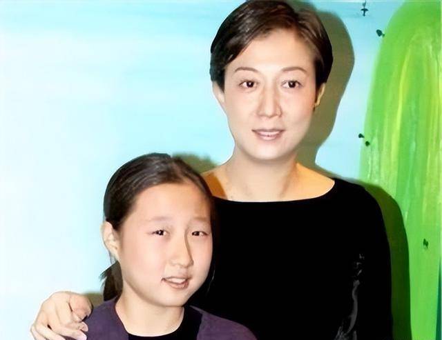 吴绮莉的报复:生女22年,成龙不认,三人恩怨越积越深_香港_赵文卓