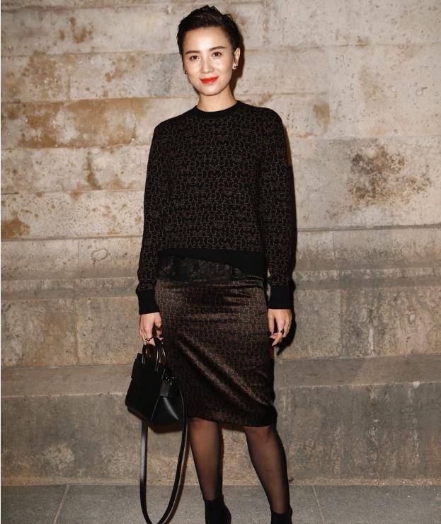 宋佳穿黑袜子.这样的黑色袜子也勾勒出了宋佳迷人双脚的轮廓.