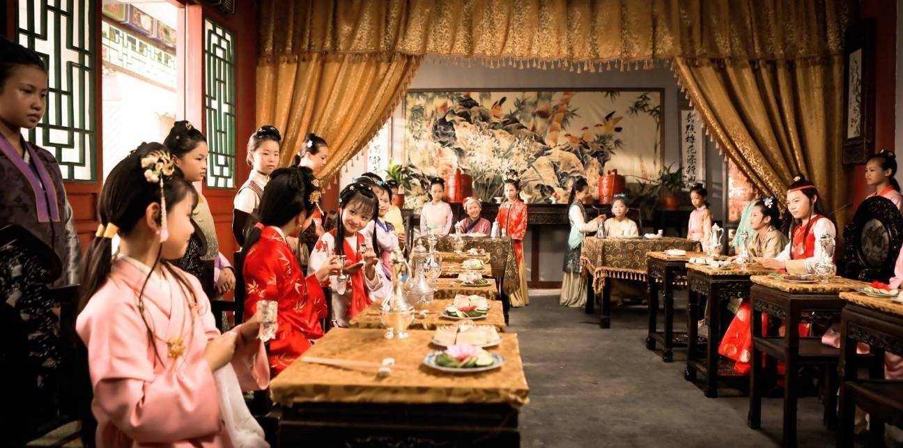 从《红楼梦》与《唐顿庄园》的餐桌礼仪看中西方文化差异_中方_食物