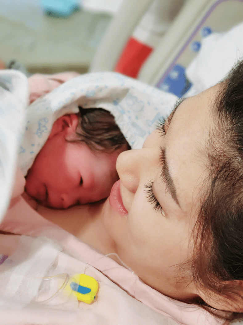 selina晒宝宝正脸官宣产子,称儿子喷爸爸一身尿,和男友仍未领证