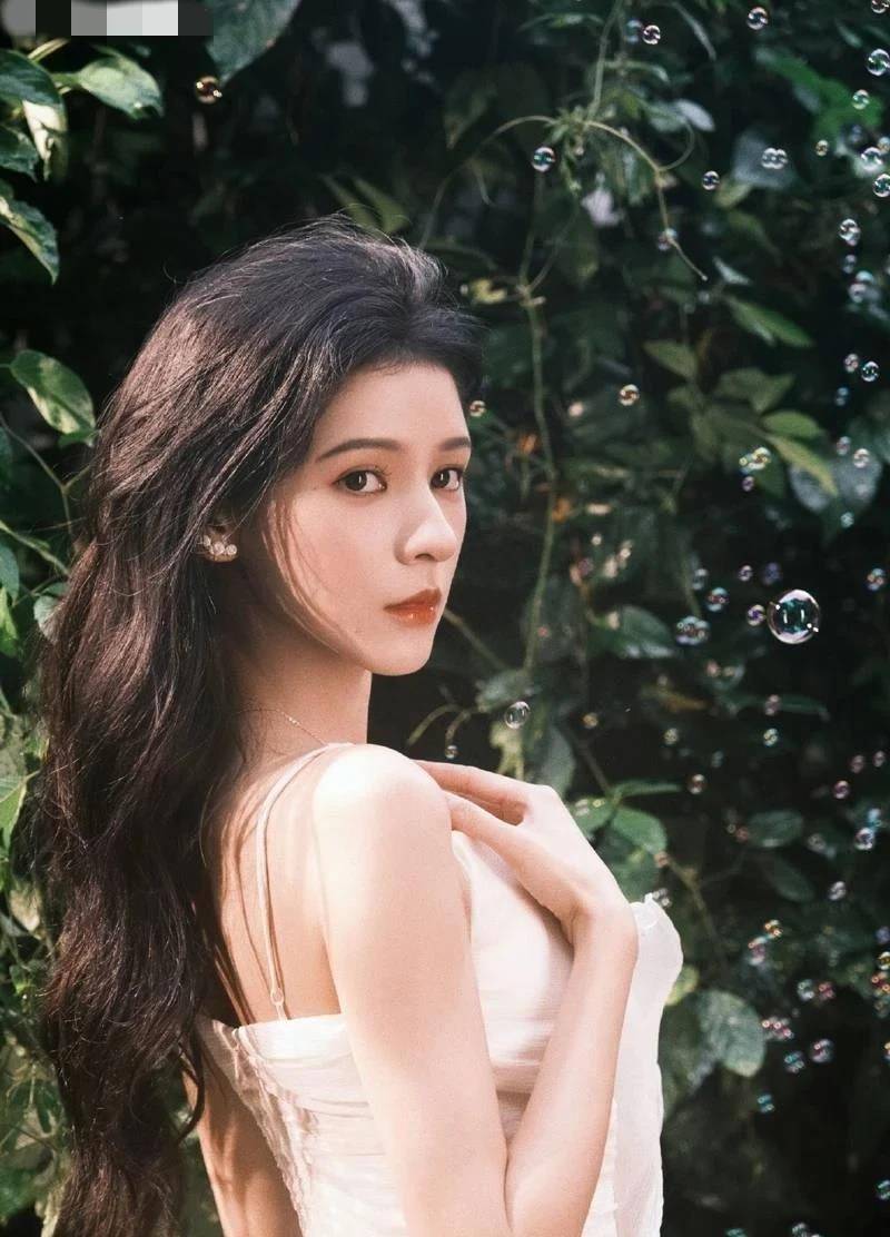 张予曦穿白色短裙清纯可人,卷发飘逸,神采飞扬,宛如天真少女_头发