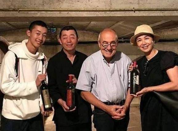 50岁蒋雯丽近照,18岁大儿子罕见同框,儿子完全遗传父亲长相_作品