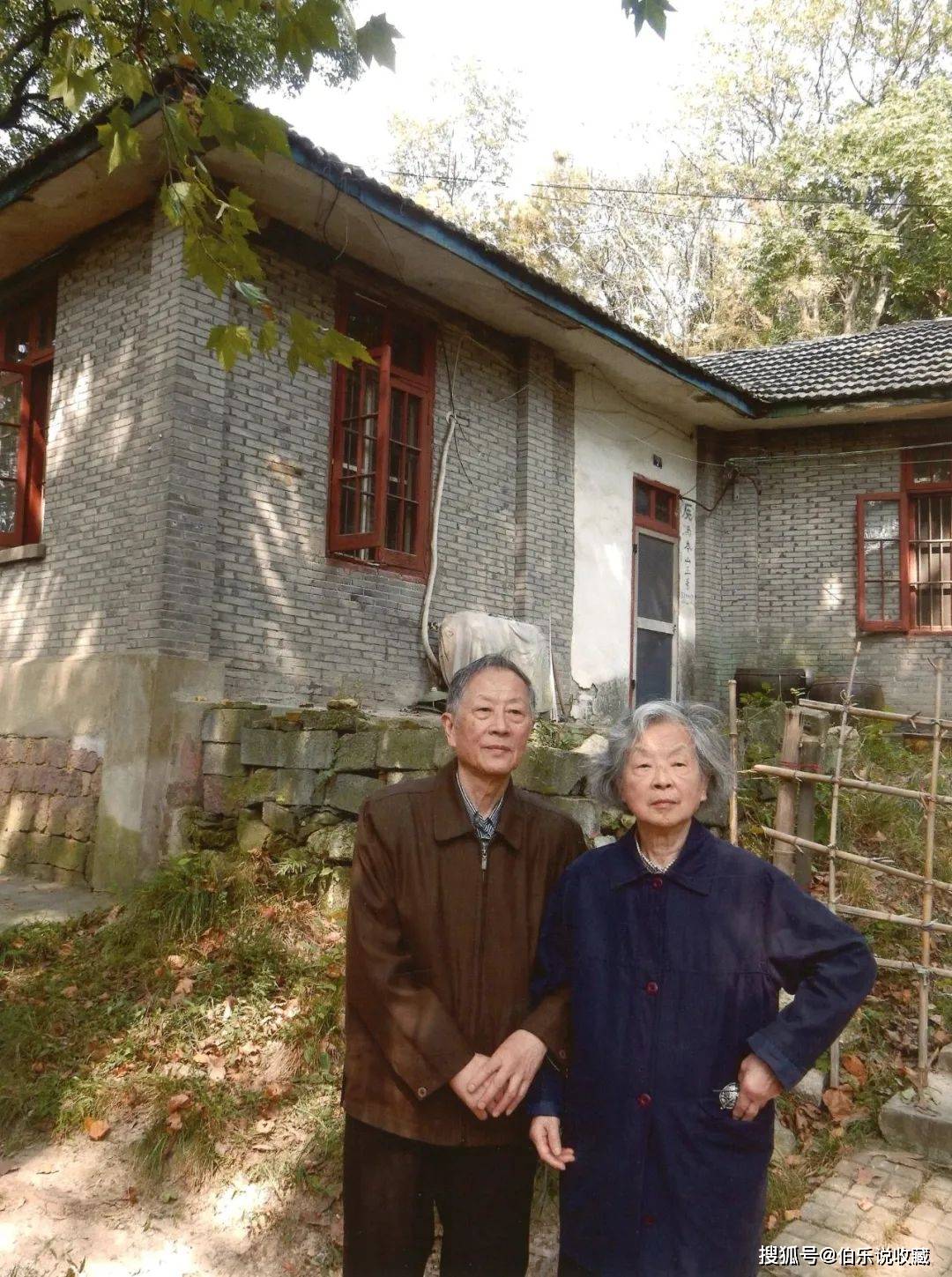 吴大羽儿女于2014年摄于杭州玉泉路故居,寓所的窗台围栏或为吴大羽