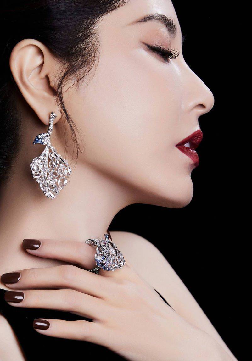 曾黎黑裙红唇衬托女王气质 目光如炬美艳动人_写真_服饰_明亮