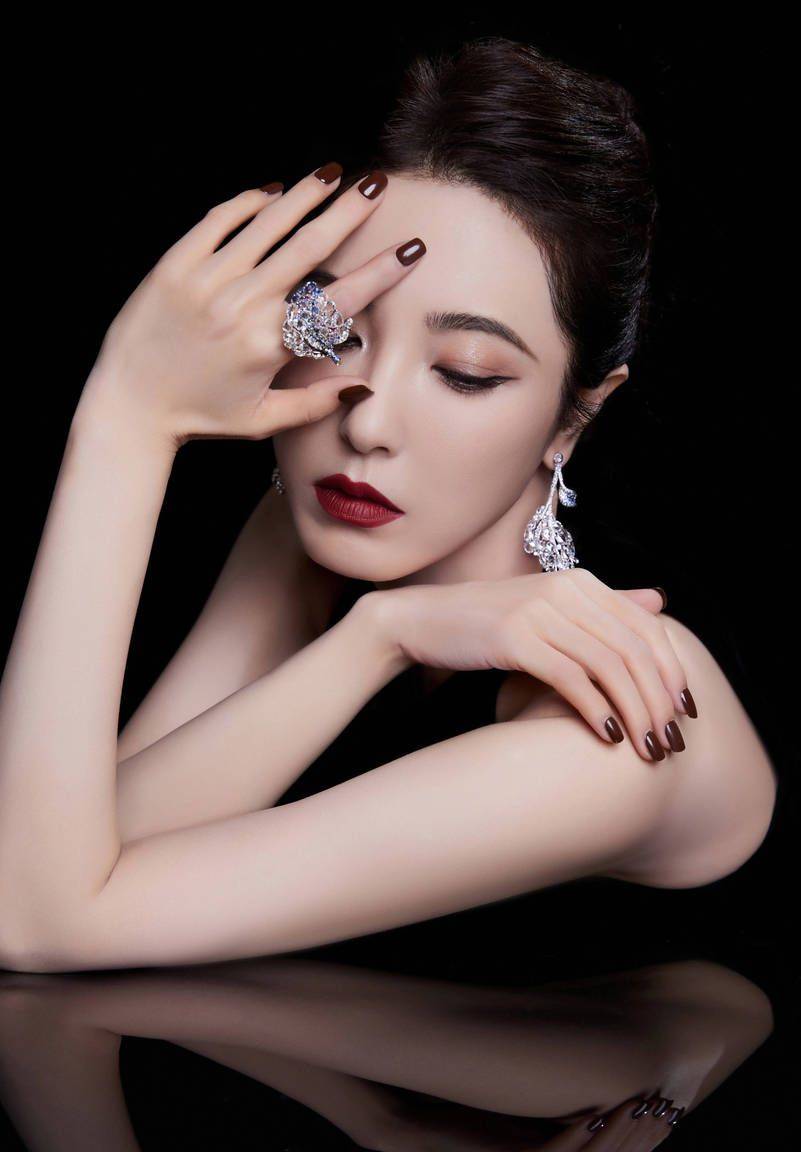 曾黎黑裙红唇衬托女王气质 目光如炬美艳动人_写真_服饰_明亮