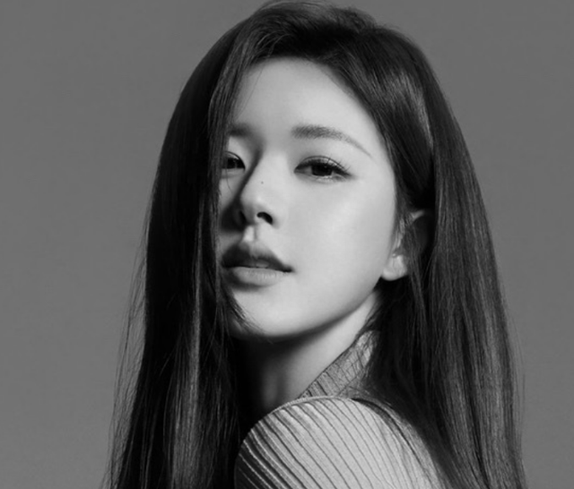 赵露思疑似医美,鼻翼缩小鼻孔不自然,黑白大片风格迥异!