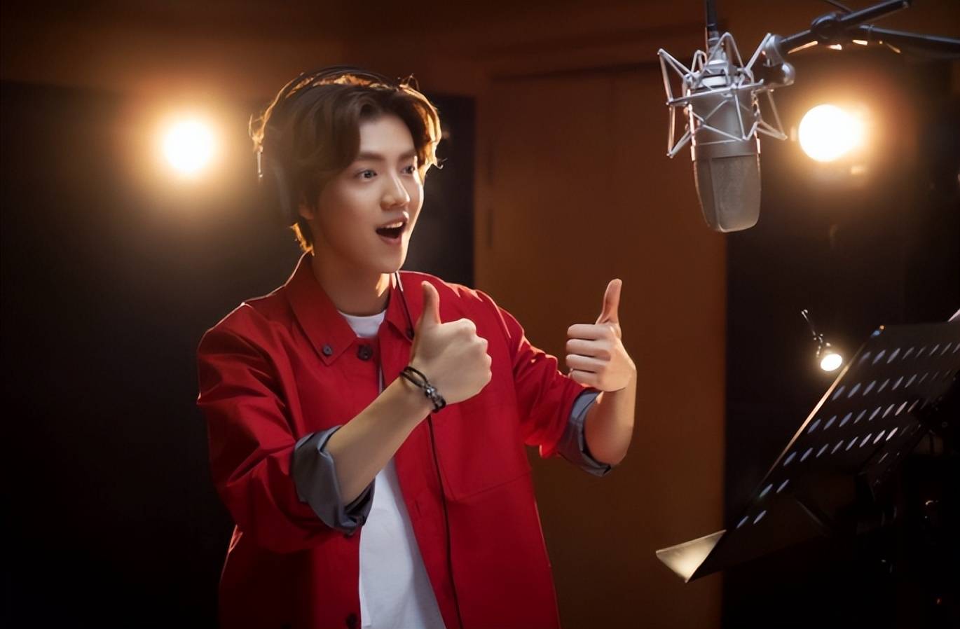 内娱历代顶流冲上热搜,鹿晗肖战tfboys,赵丽颖杨幂和疯癫白月光_认可