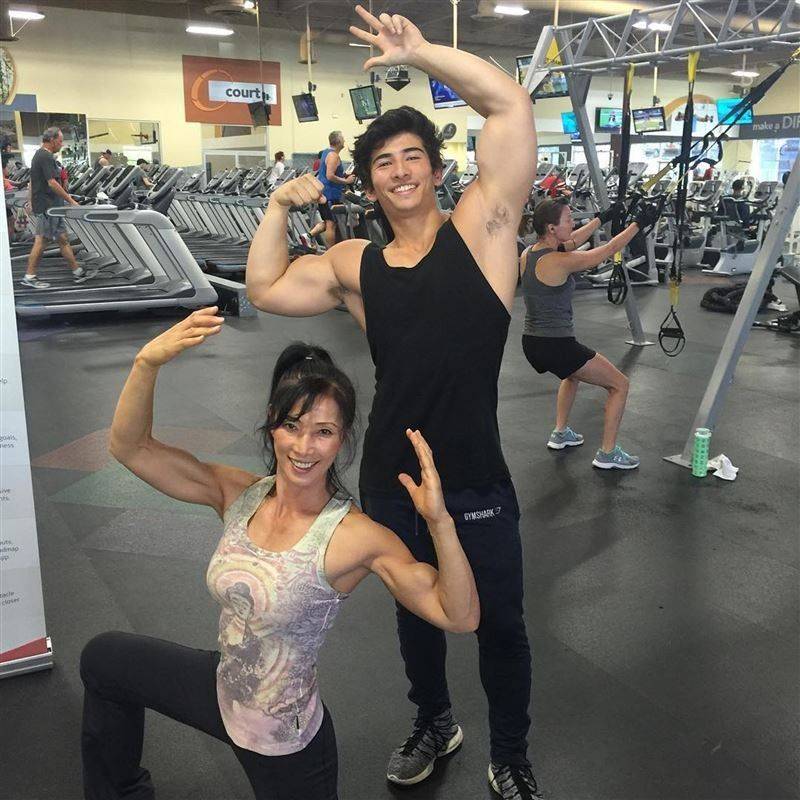 西协美智子:酷似山口百惠,靠肌肉和打戏走红,63岁和儿子像姐弟_电影