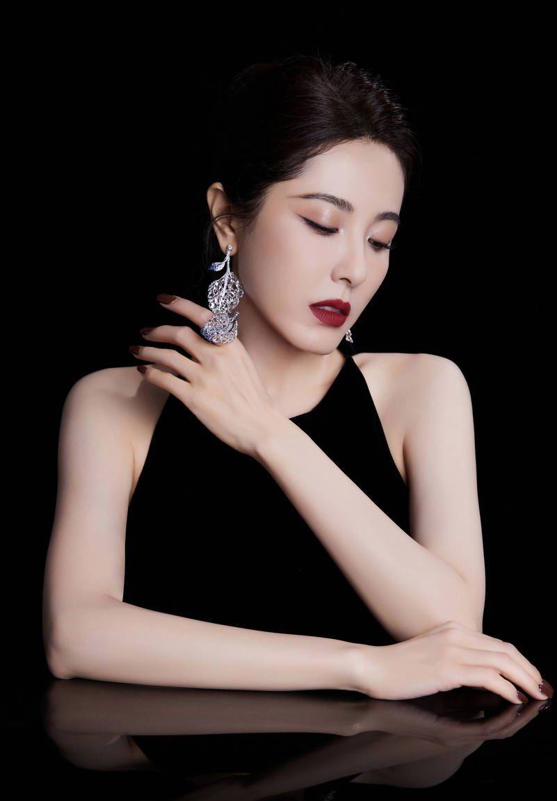 曾黎黑裙红唇衬托女王气质 目光如炬美艳动人_写真_服饰_明亮