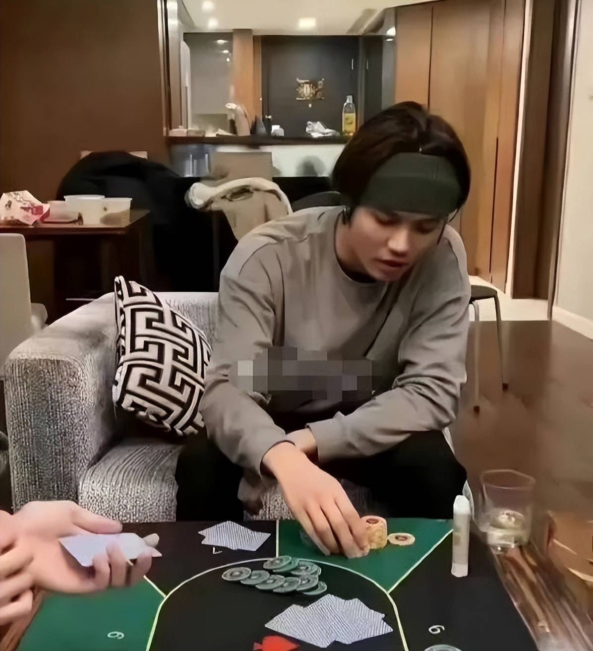 林彦俊又塌房,被前女友曝出又黄又赌,网友:这是在废墟上蹦跶_时候